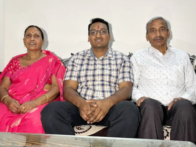 Ashish Kumar UPSC Topper with his Parents
